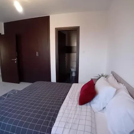 Apartment Spacious With Pool Larnaka