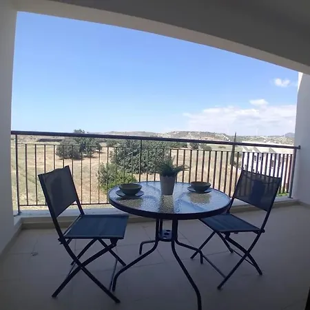 Spacious With Pool Larnaka