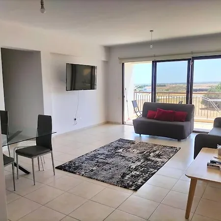 Spacious With Pool *